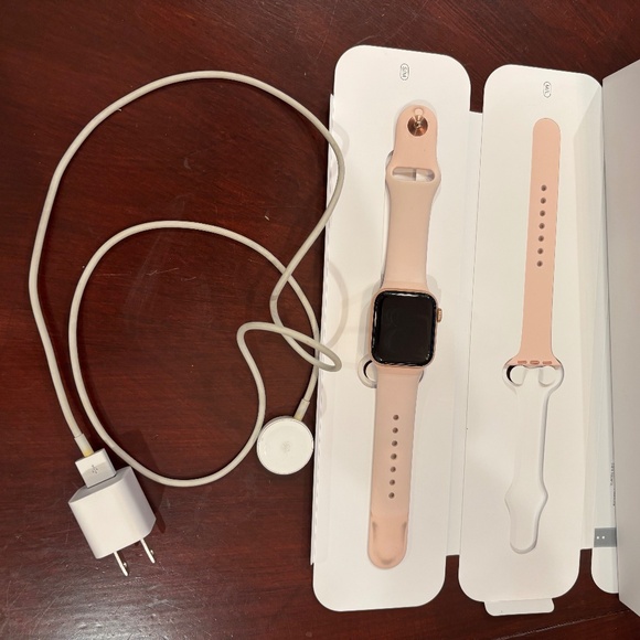 Apple Watch Series 40mm Gold Aluminum Case Pink Sand Sport Band